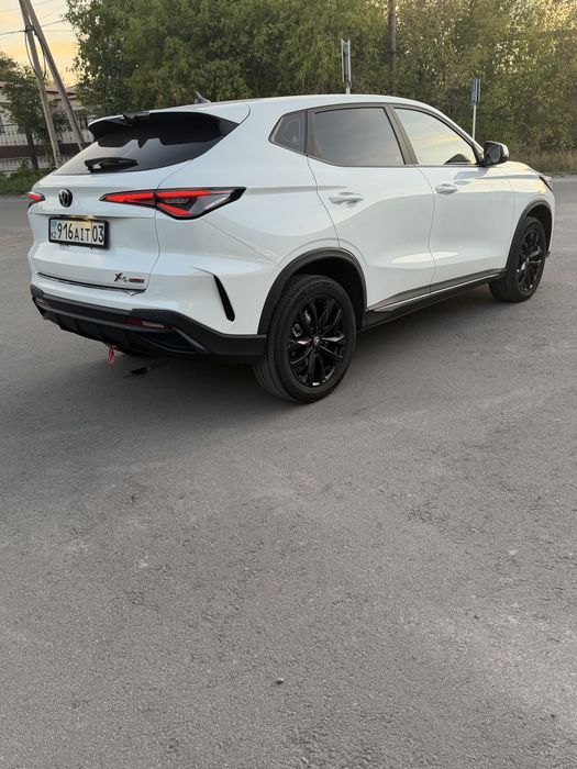 Автомобиль Changan x5 plus