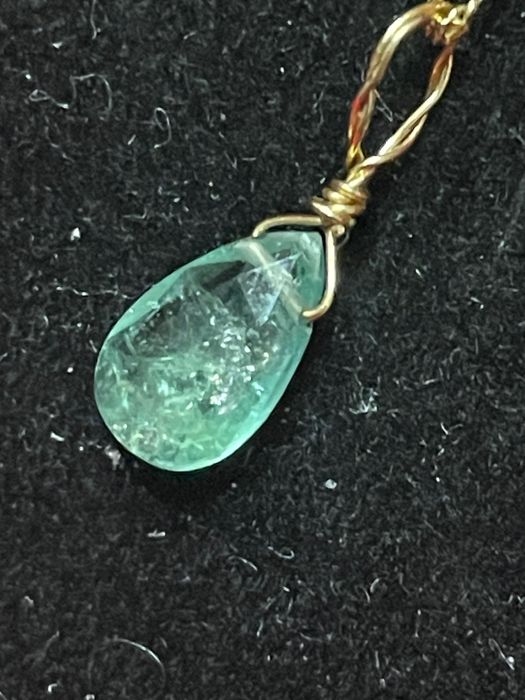 Lanț din aur 18k având un pandant cu smarald natural