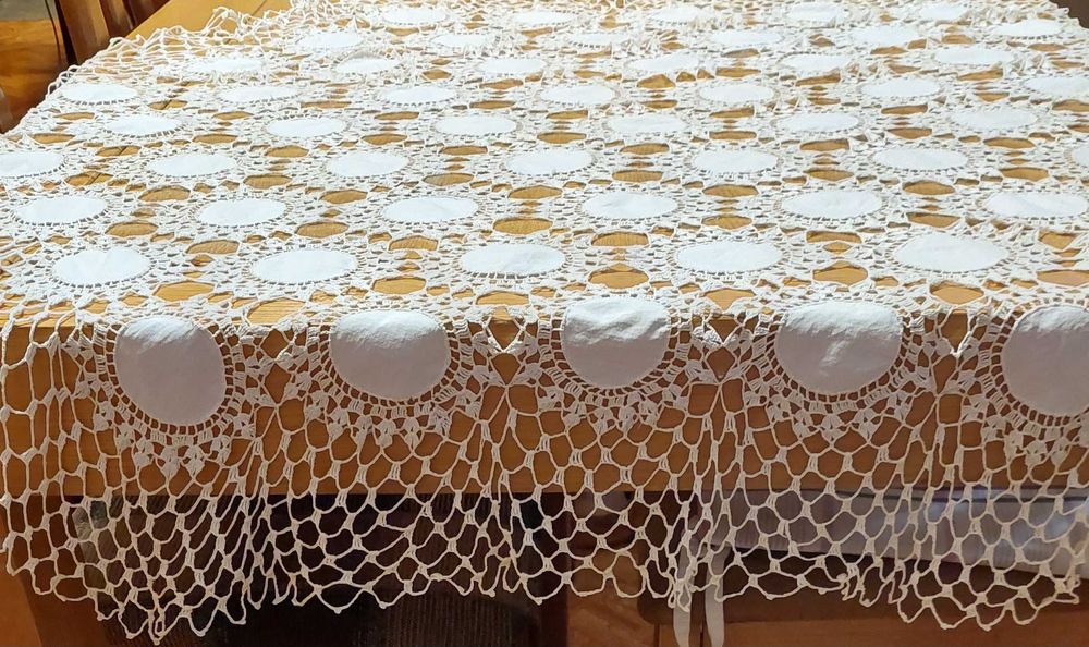 Fata de  masa Vintage lucrata manual