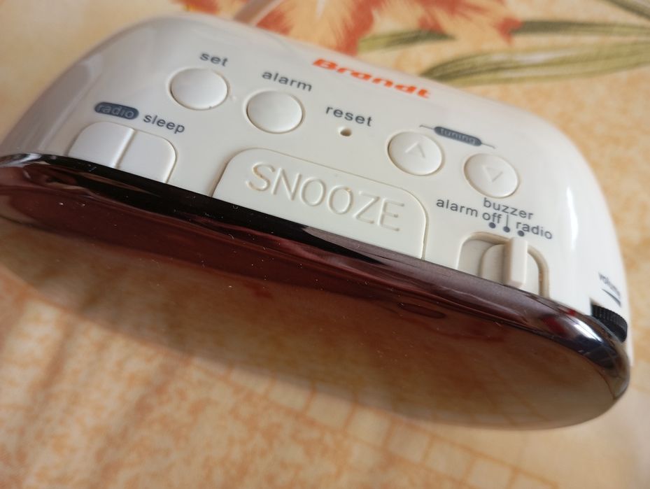 Ceas cu alarmă și radio