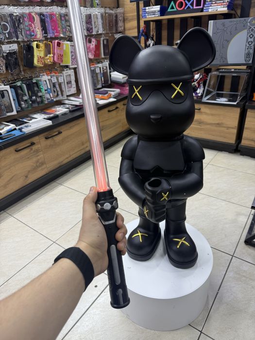 Kaws статуетка со световым мечом