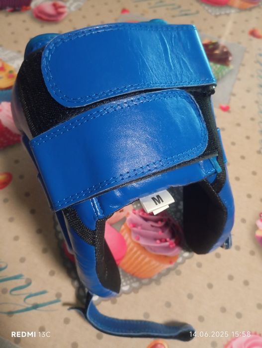 Шлем  и боксерские перчатки