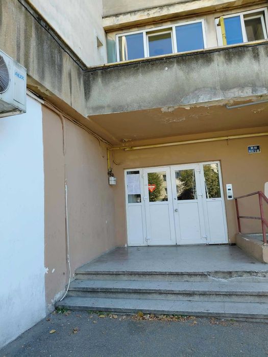 Dau spre închiriere garsonieră în zona centrală foarte aproape de mijloacele de transport în comun, farmacii, școli, grădinițe și magazine alimentare