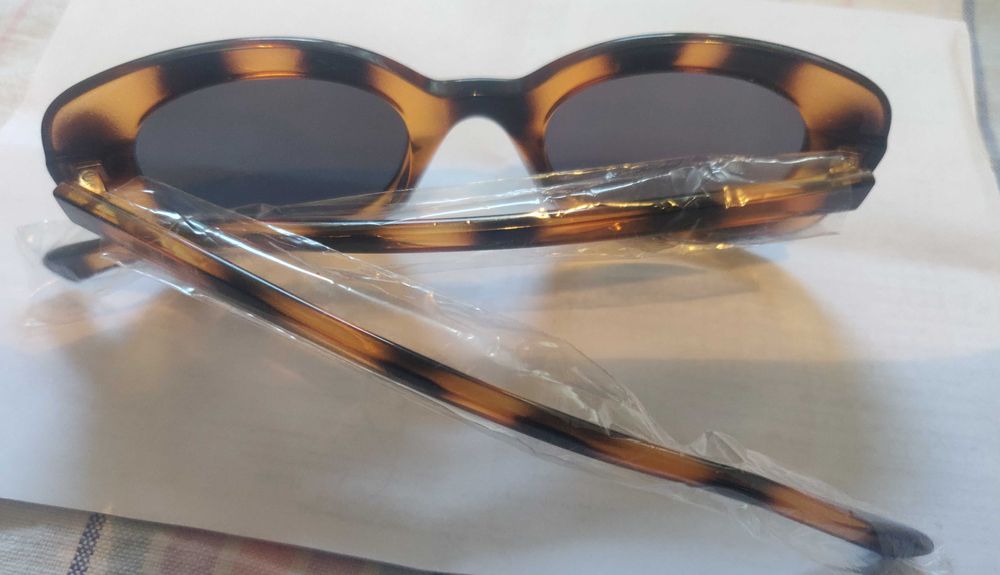 Слънчеви очила, чисто нови.