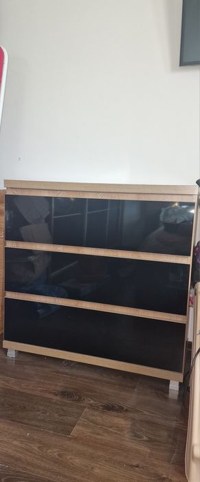 Dormitor: pat 180/200, dressing 3 uși, comoda sertare