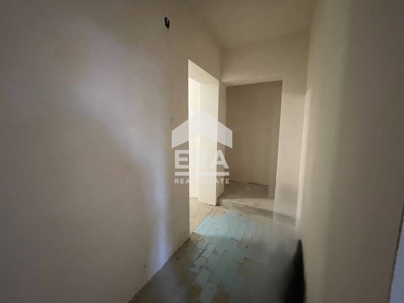 Ексклузивен първи етаж от двуетажна масивна къща за продажба, с двор,