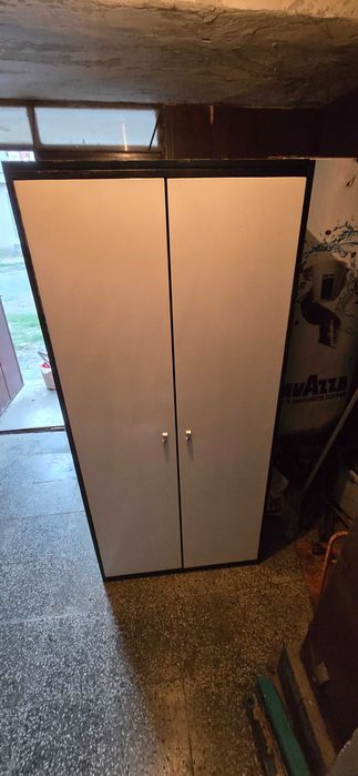 Продавам гардероби