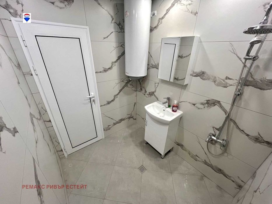 Продава се Тристаен апартамент в Русе, Родина 3 - 92 кв.м за 720 €/кв.м - Снимка #12