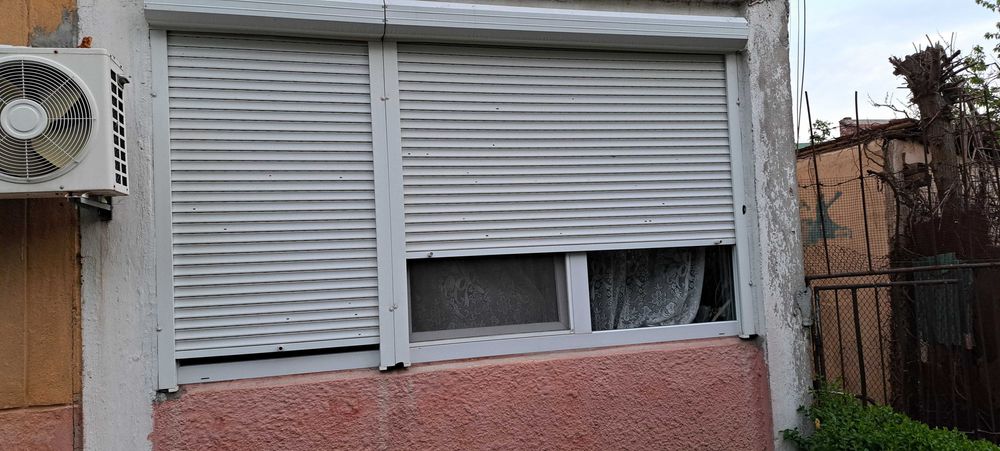 Vând  2geamuri termopan  bloc cu rulouri plastic