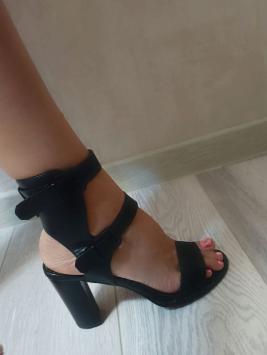 Босоножки на каблуке
