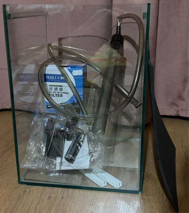 Продавам стъклен аквариум 22 литра (35х25х25) без пукнатини