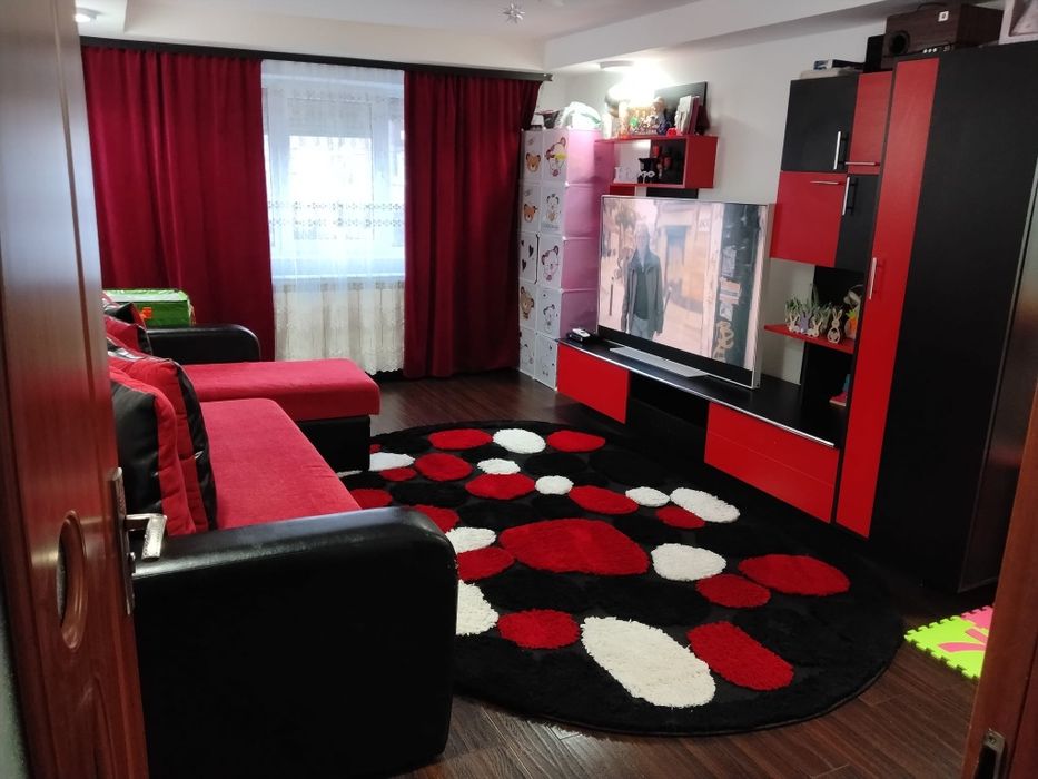 Vând apartament 2 camere+ teren in spatele blocului