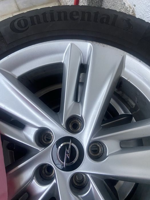 215-65-17 Зимни гуми  Континентал