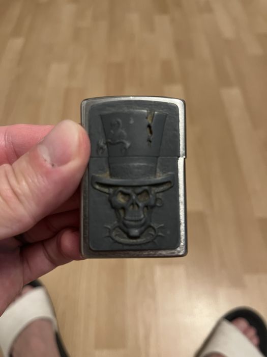 Brichetă Zippo cu model craniu