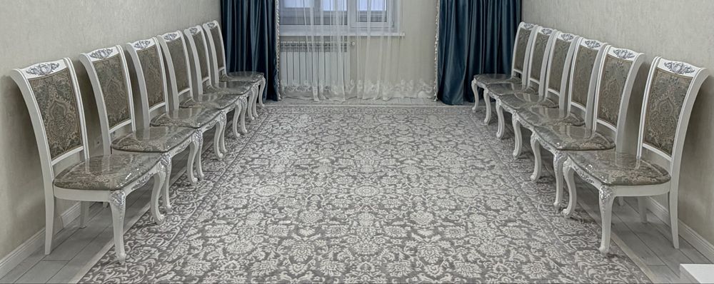 Продам комплект классических стульев