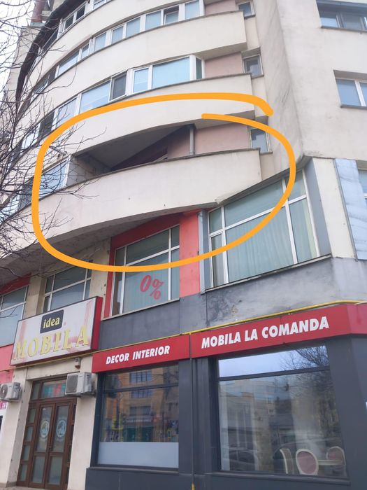 Vând apartament 3 camere decomandat et. 1 Bulevardul Unirii 32 scara A