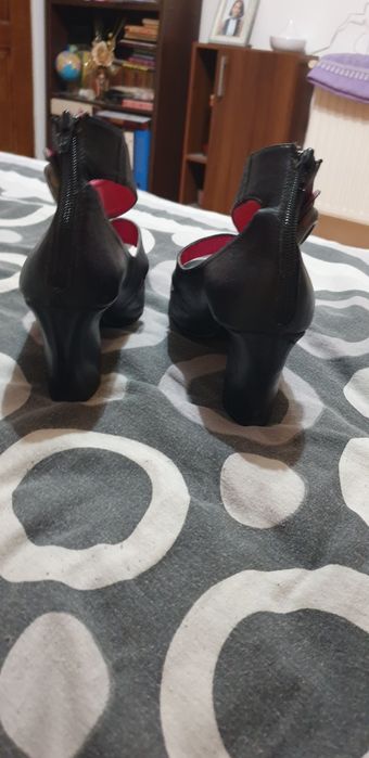 Pantofi cu baretă pe gleznă