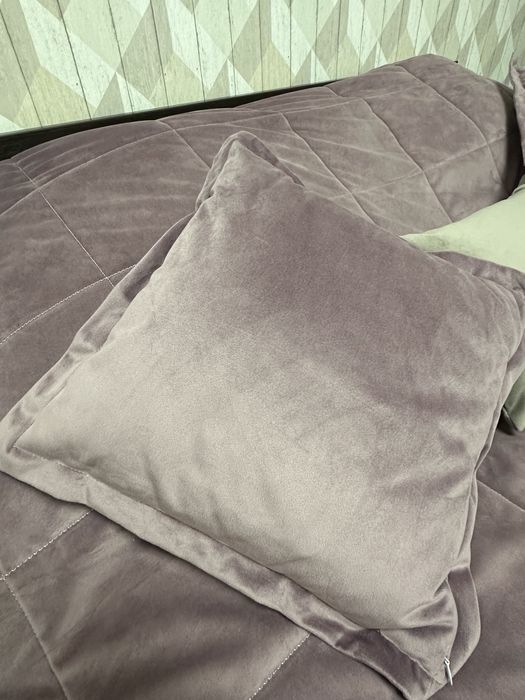 Покрывало с подушками бархатное