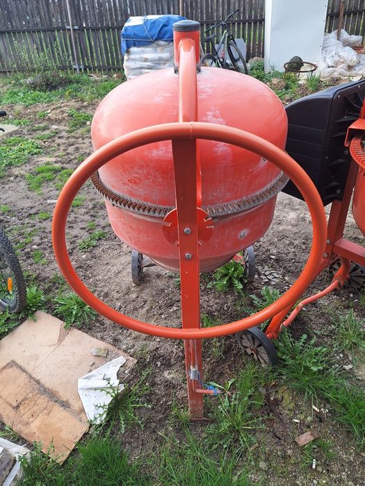 Vând betoniera 140l pret 1200, și un motocultor de 7 1400