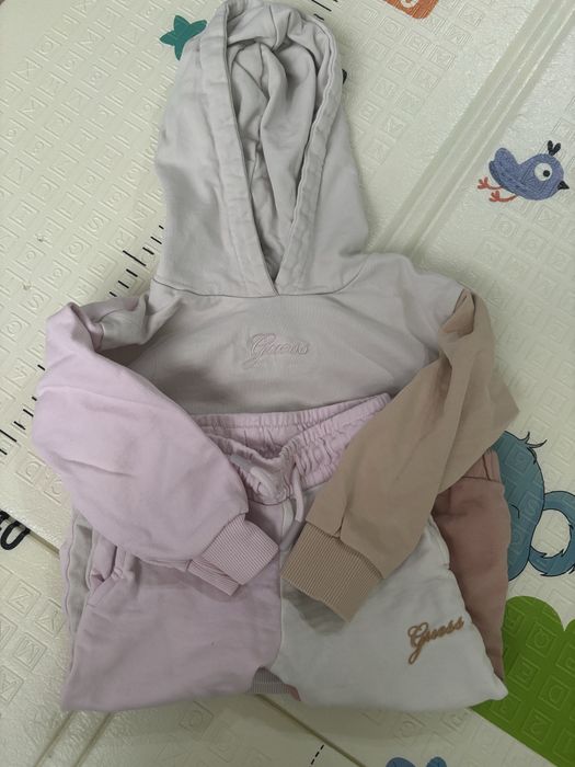 Eкип Guess за дете