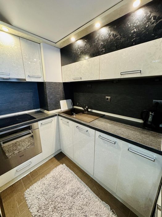 Дава се под наем Двустаен апартамент в Бургас, Изгрев - 66 кв.м за 408 € - Снимка #2