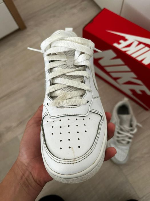 Vând adidași Nike