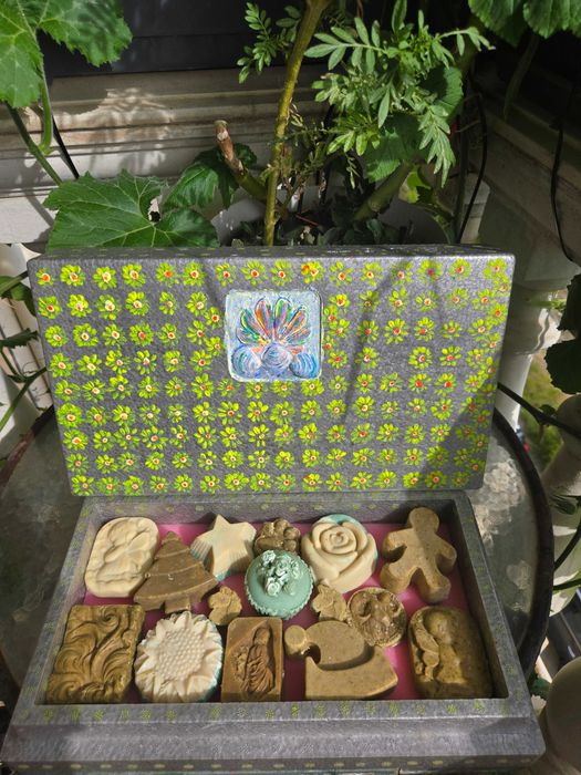 Ароматна арт кутия на цветя пълна със сапунчета и ароматни билки ...