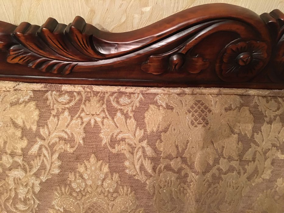 Диван для гостинной в коассическом стиле