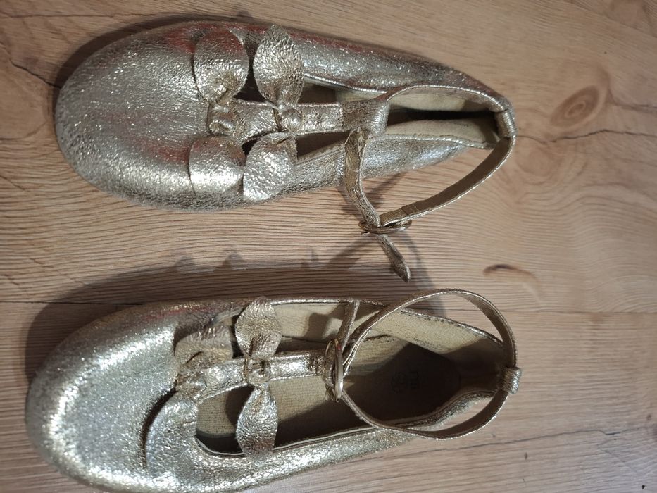 Туфли для девочки золотистого цвета.