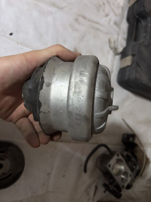Подушка крепления двигателя Mercedes E W124