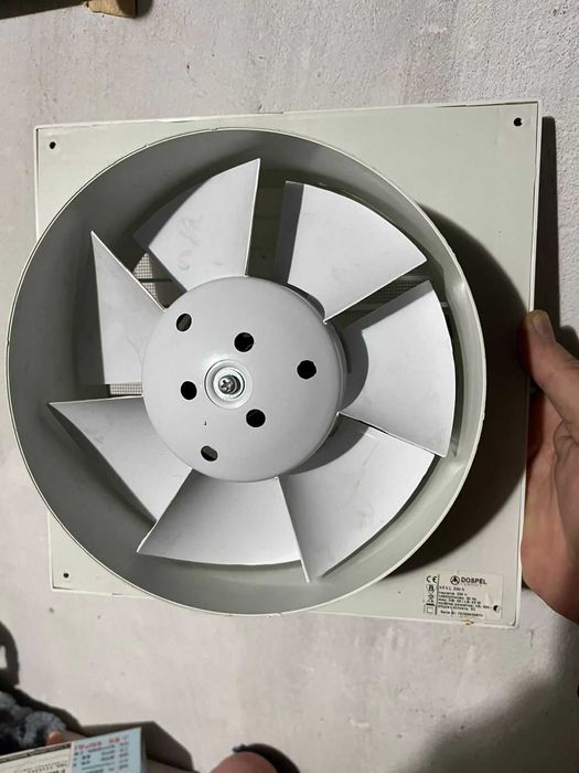 Вытяжной вентилятор ф200мм