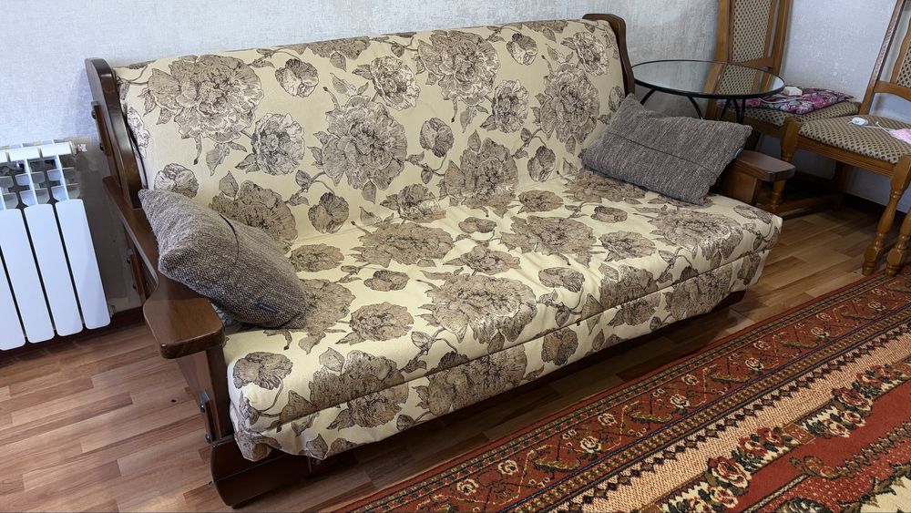 Продам диван стол стулья