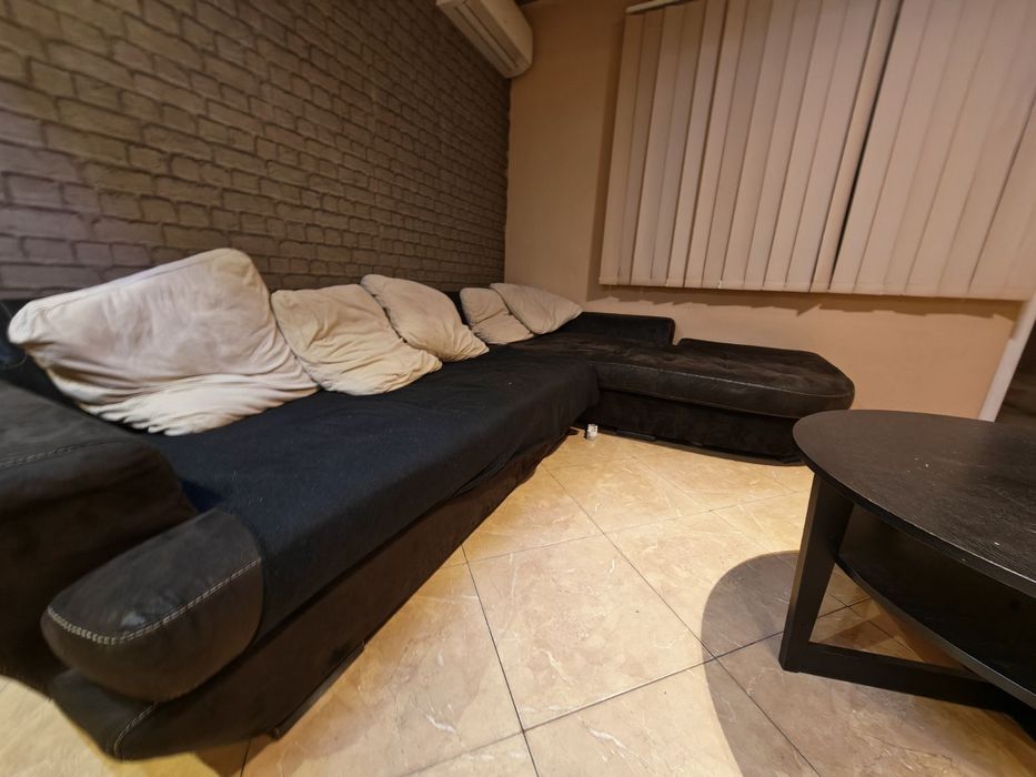 Диван с лежанка и възглавници