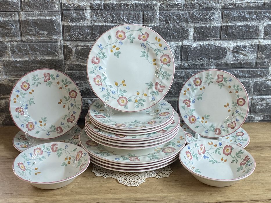Сервиз за хранене -Churchill Staffordshire -England Briar Rose