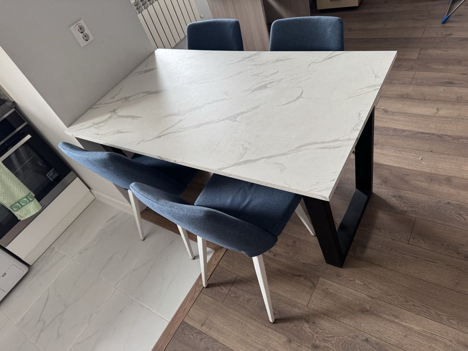 Стол со стульями