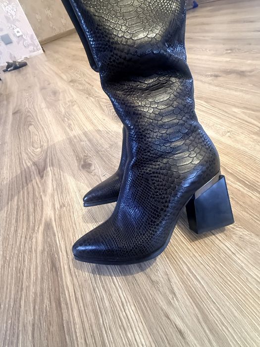 Продам кожаные сапоги.