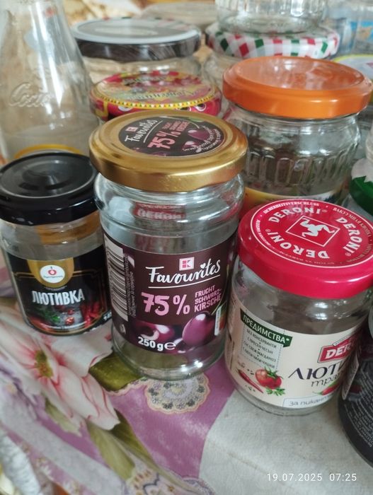 Стъклени буркани и бутилки