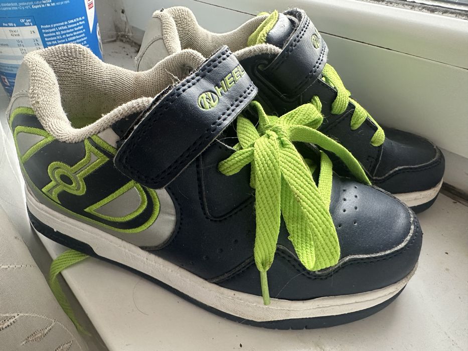 Adidasi Heelys nr 33 cu role