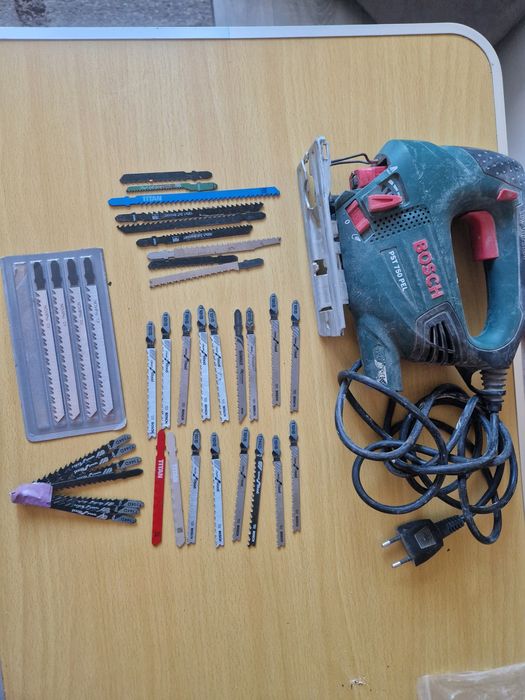 Fierăstrău vertical Bosch PST 750 PE .530 W.3100 RPM.Este folosit în stare bună de funcționare.Plus pânzele.
