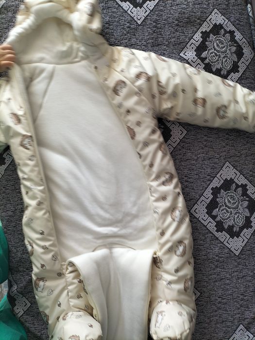 продам 2 комбинезона весна -зима