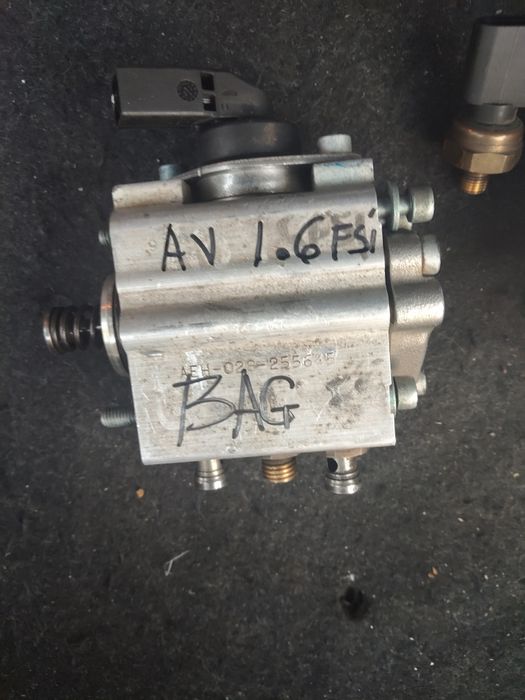 Vând pompă înaltă presiune golf 5 1.6 FSI cod motor BAG