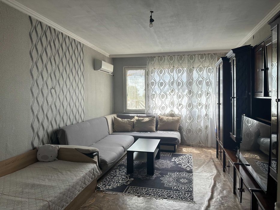 Продава четиристаен апартамент в кв. Зора