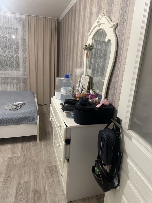 Комод в спальню с зеркалом