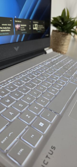 Laptop HP VICTUS   RTX5060 NOU