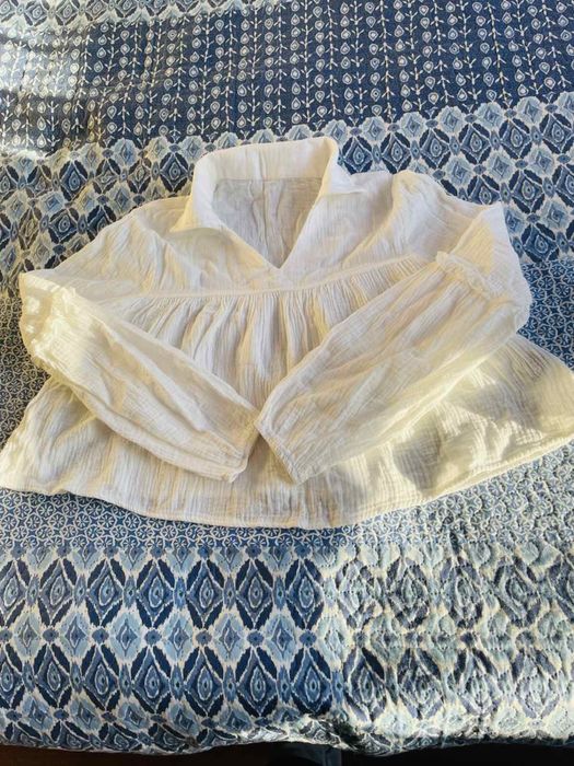 Продавам дамска бяла блуза от памук и полиестер, нова