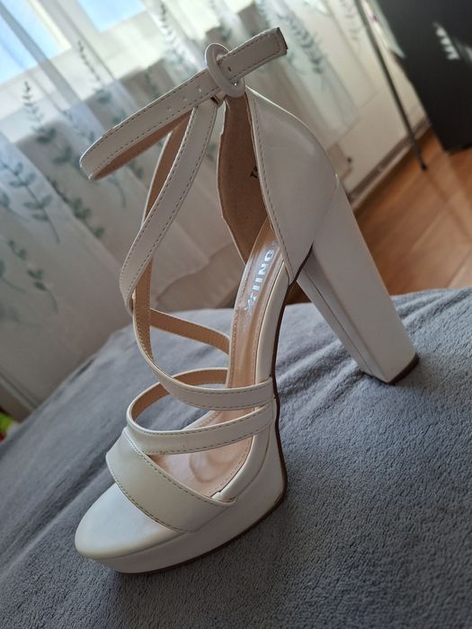 Sandale noi doar probate