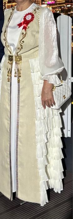 Той көйлектері сатылады (ательеде тігілген)