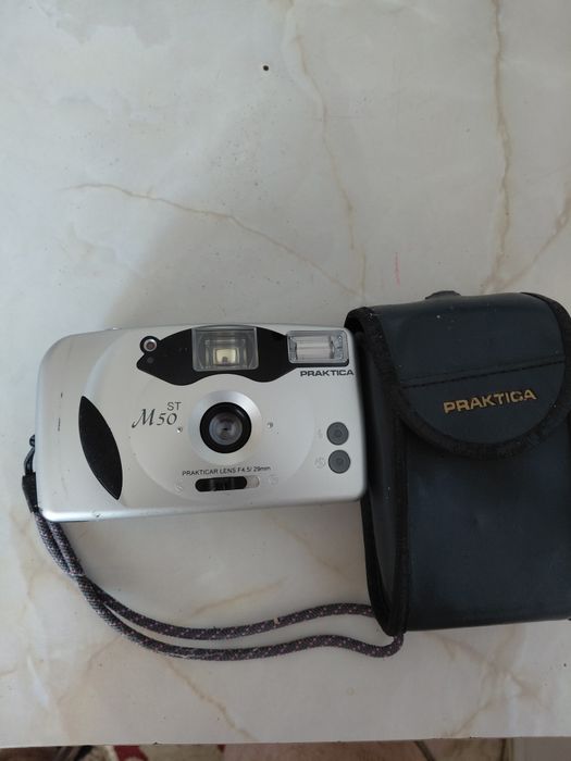 Aparat foto Praktica  cu blitz.
