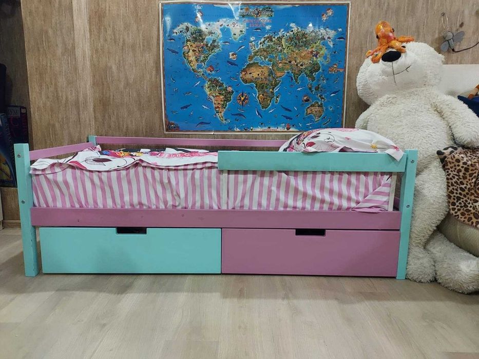 Детская кровать с защитным бортиком и выкатными ящиками