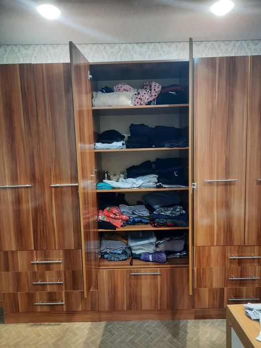 Продам отличный вместительный шкаф